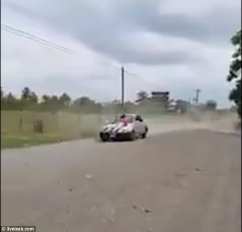 
Chiếc xe phóng nhanh khiến người đi đường lo sợ.
