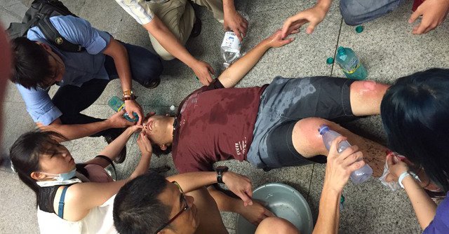 
Một người bị thương trong vụ nổ. Ảnh: Apple Daily
