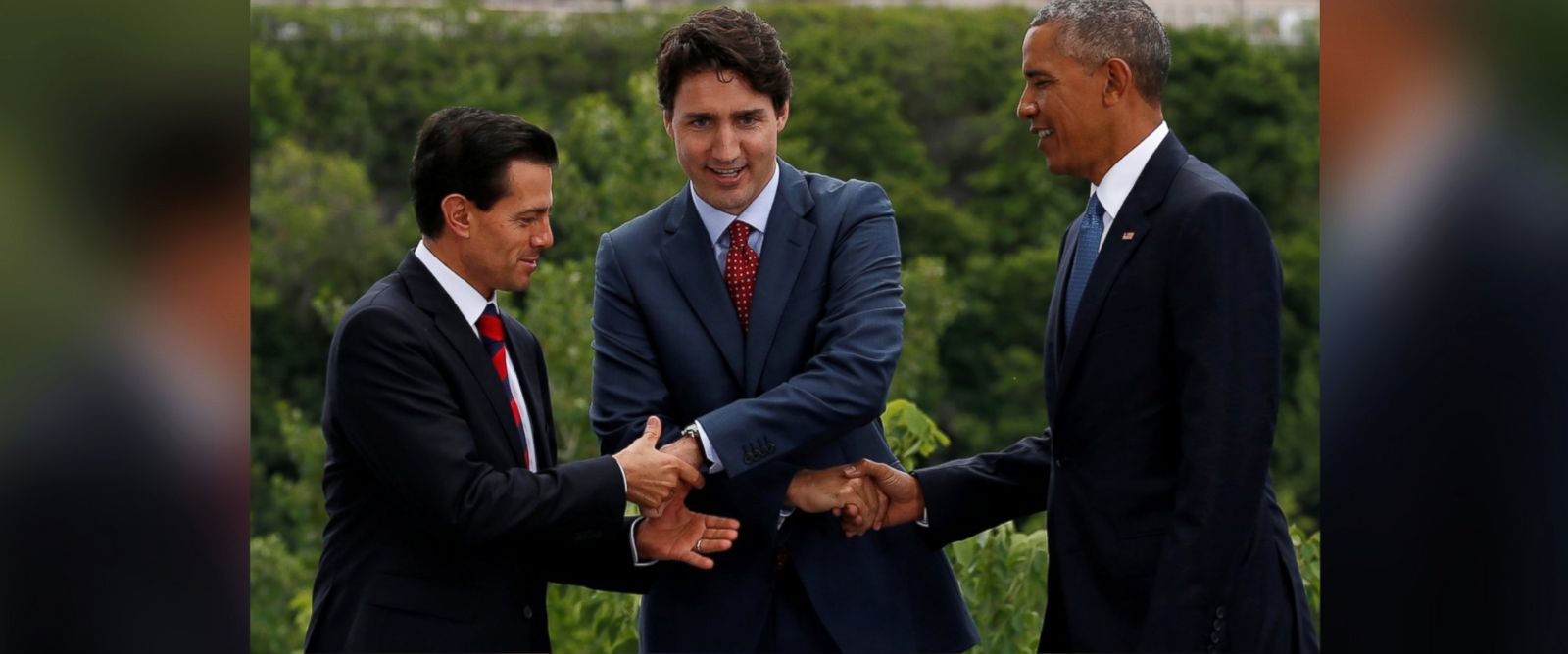 
Cú bắt tay 3 bên ngộ nghĩnh của 3 nhà lãnh đạo khi chụp hình tại hội nghị. Ảnh: Reuters
