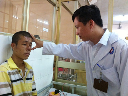 
BS Mai Hàn Giang, Khoa Tai mũi họng khám cho bệnh nhân được nối mũi thành công

