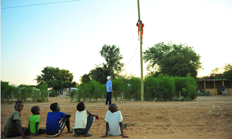 Viettel lắp đường dây viễn thông tại châu Phi. Ảnh: TL