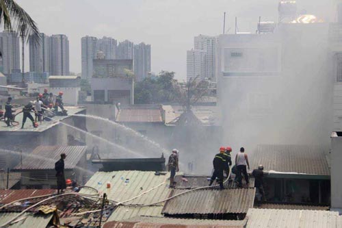 Hiện trường một vụ cháy tại quận 4, TP HCM Ảnh: HOÀNG TRIỀU