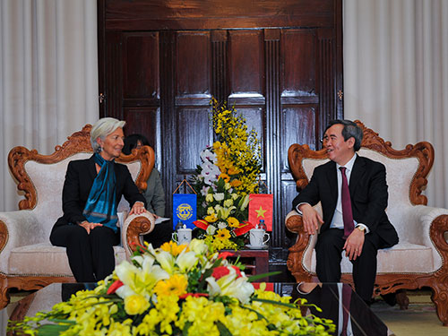Bà Christine Lagarde, Tổng Giám đốc IMF, trao đổi với Thống đốc Ngân hàng Nhà nước Nguyễn Văn Bình trong chuyến thăm Việt Nam mới đây Ảnh: Đức Khanh
