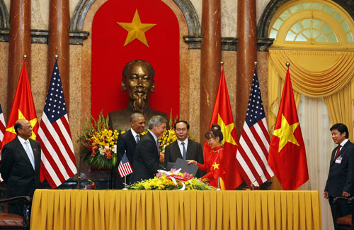 Chủ tịch nước Trần Đại Quang và Tổng thống Barack Obama chứng kiến lễ ký hợp đồng đặt mua 100 máy bay Boeing giữa Hãng hàng không Vietjet Air với Tập đoàn Boeing Ảnh: LINH ANH