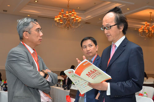 Nhiều nhà đầu tư Nhật, Hàn rất quan tâm đến thị trường M&A của Việt Nam. Trong ảnh: Các nhà đầu tư trao đổi tại hội nghị. Ảnh: TẤN THẠNH
