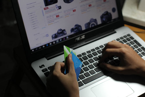 Khách hàng cần cẩn trọng trong giao dịch trực tuyến khi tội phạm mạng ngày càng tinh vi Ảnh: HOÀNG TRIỀU