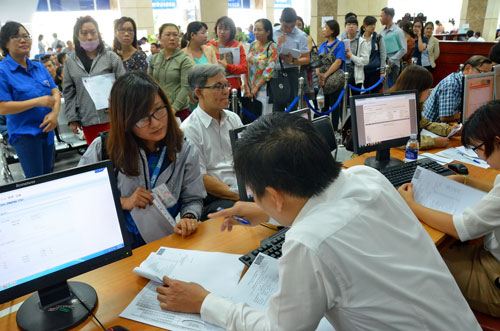 Dù còn nhiều vướng mắc cần được tháo gỡ nhưng các doanh nghiệp đều thừa nhận đã được tự chủ hơn trong kinh doanh sau 1 năm áp dụng Luật Doanh nghiệp và Luật Đầu tư sửa đổi. Trong ảnh: Doanh nghiệp làm thủ tục tại Cục Thuế TP HCM Ảnh: TẤN THẠNH