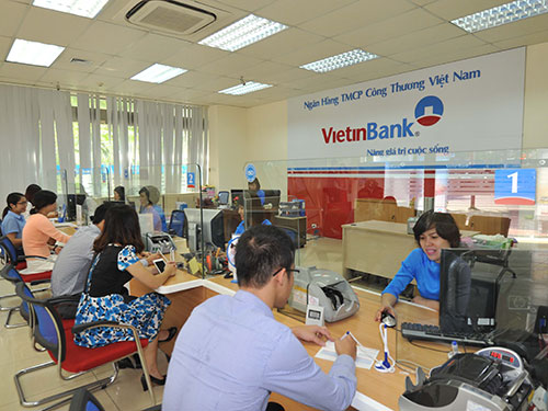 Khách hàng giao dịch tại VietinBank