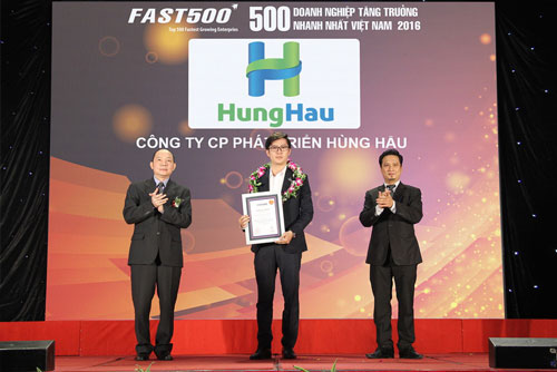 
Ông Lâm Trung Hiếu, Giám đốc Truyền thông HungHau Holdings, nhận chứng nhận FAST 500
