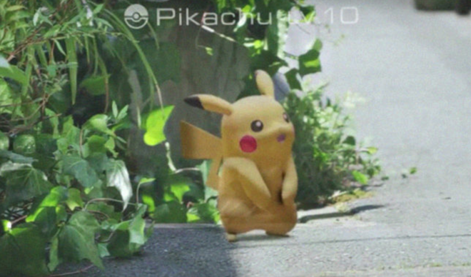 
​Có thể bị sét đánh khi săn Pikachu: Pikachu là Pokemon được game thủ săn lùng nhất, nhưng cũng không dễ để bắt được nó. Là Pokemon hệ sét, Pikachu thường xuất hiện ở những khu vực đang có sấm sét để sạc điện cho bản thân. Việc sử dụng điện thoại ngoài trời ở thời điểm đó có thể khiến người chơi gặp nguy hiểm.
