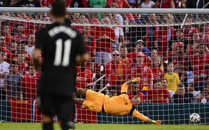 Cú sút của Dzeko làm bó tay thủ môn Liverpool