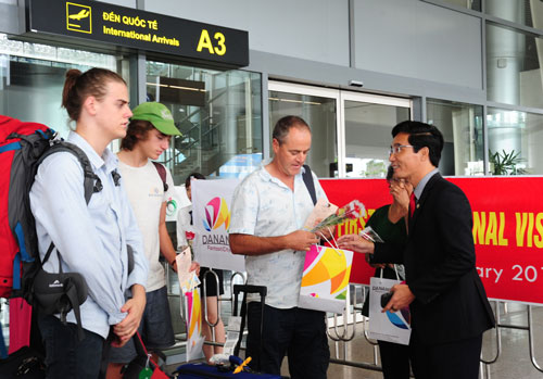 Nâng cấp hệ thống giao thông đến Đà Nẵng là một trong những kiến nghị của doanh nghiệp du lịch. Trong ảnh: Du khách nước ngoài đến Đà Nẵng qua đường hàng không Ảnh: Bích Vân