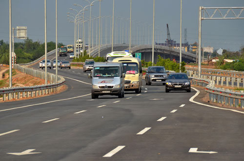 Đường cao tốc TP HCM - Long Thành - Dầu Giây chủ yếu sử dụng vốn vay của nước ngoài Ảnh: Tấn Thạnh