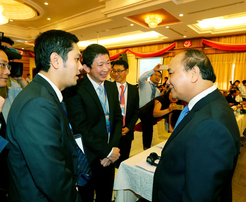 Thủ tướng Nguyễn Xuân Phúc gặp gỡ đại biểu dự hội nghị “Quảng Ngãi - Tiềm năng và cơ hội đầu tư” Ảnh: TTXVN