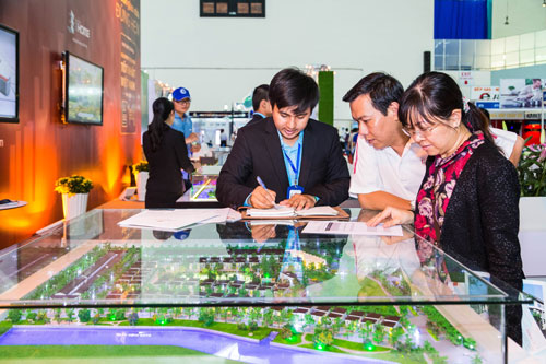 Khách tham quan dự án và tìm hiểu mua nhà tại VietHome Expo 2016