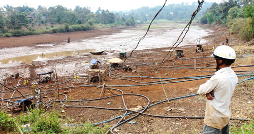 Người dân Đắk Nông bất lực nhìn hệ thống máy bơm bỏ không bên dòng suối trơ đáy Ảnh: Cao Nguyên