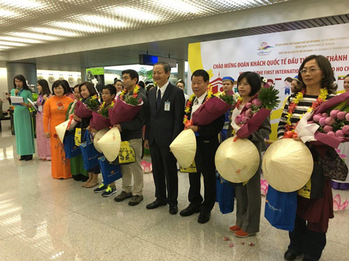 Ông Lê Văn Khoa, Phó Chủ tịch UBND TP HCM, tặng hoa cho những vị khách đầu tiên Ảnh: Xuân Hòa