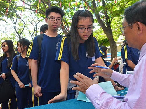 Thí sinh được tư vấn về tuyển sinh trong chương trình “Đưa trường học đến thí sinh” 2016, do Báo Người Lao Động tổ chức tại TP HCM Ảnh: TẤN THẠNH