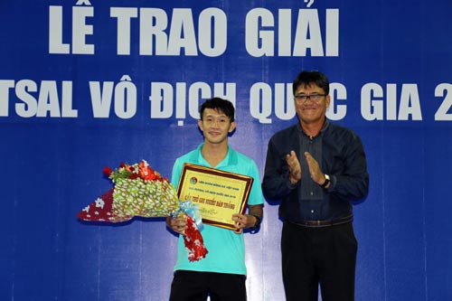 Lý Đăng Hưng (trái) trong ngày nhận giải thưởng Vua phá lưới futsal toàn quốc 2016