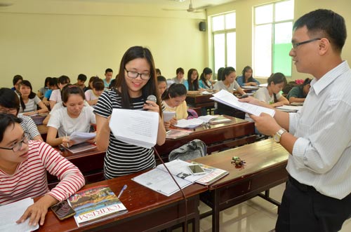 
Sinh viên Trường ĐH Sư phạm TP HCM trong giờ học tiếng Anh. Ảnh: TẤN THẠNH
