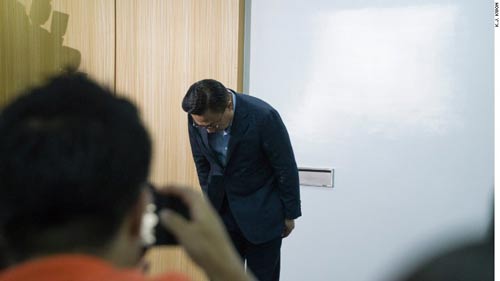 Ông Koh Dong-jin, Chủ tịch mảng kinh doanh truyền thông di động của Samsung, cúi đầu xin lỗi người tiêu dùng tại cuộc họp báo ở Seoul - Hàn Quốc ngày 2-9 Ảnh: INTERNET