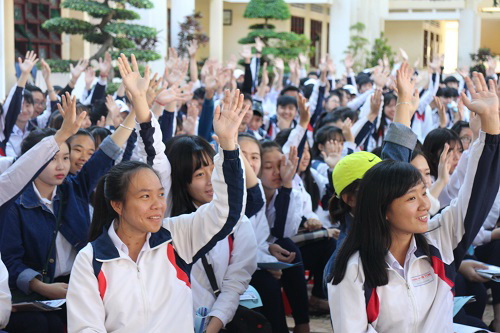 Thí sinh hào hứng tham gia chương trình “Đưa trường học đến thí sinh” 2016 tại Kon Tum