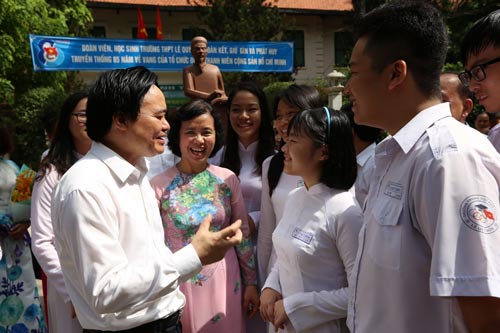 Bộ trưởng Phùng Xuân Nhạ nói chuyện với giáo viên, học sinh Trường THPT Lê Quý Đôn Ảnh: Thanh Nhàn
