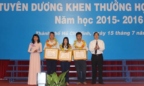 Bà Nguyễn Thị Thu, Phó Chủ tịch UBND TP HCM, trao thưởng cho học sinh giỏi