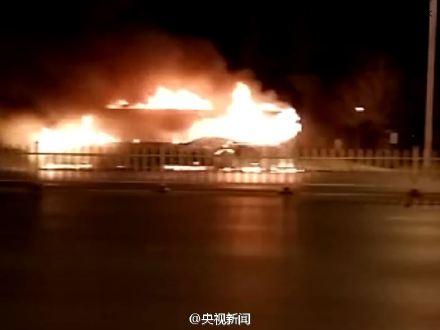 
Chiếc xe bị chìm trong biển lửa Ảnh: SHANGHAI DAILY
