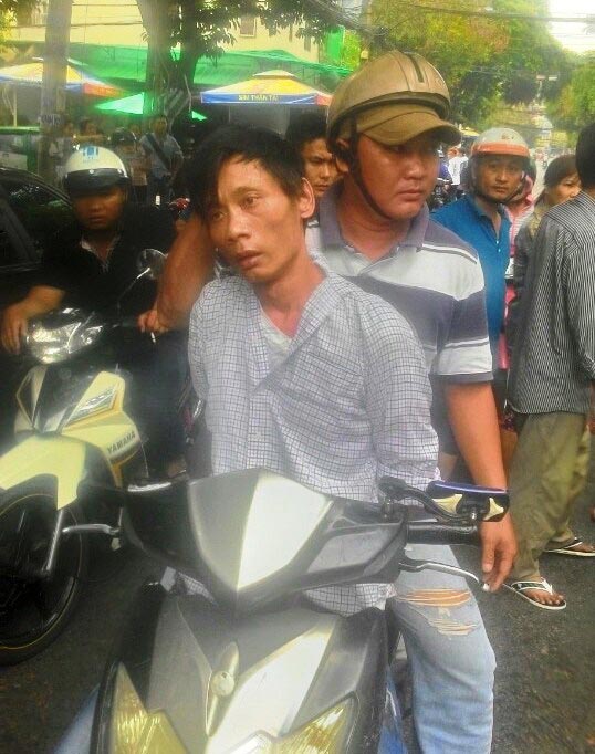 Một tên cướp giật bị “hiệp sĩ” TP HCM bắt giữ Ảnh: ĐỨC NAM
