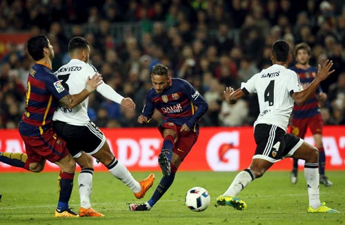 Barca đang khủng hoảng nhưng Neymar và đồng đội có thói quen phá lưới Valencia Ảnh: REUTERS