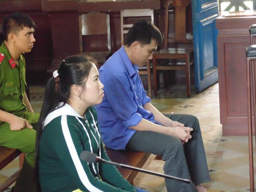Hai anh em Nguyễn Văn Đấm và Nguyễn Thị Thúy trước vành móng ngựa