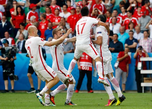 Các cầu thủ Ba Lan mừng vui sau cú sút luân lưu quyết định của Krychowiak Ảnh: REUTERS
