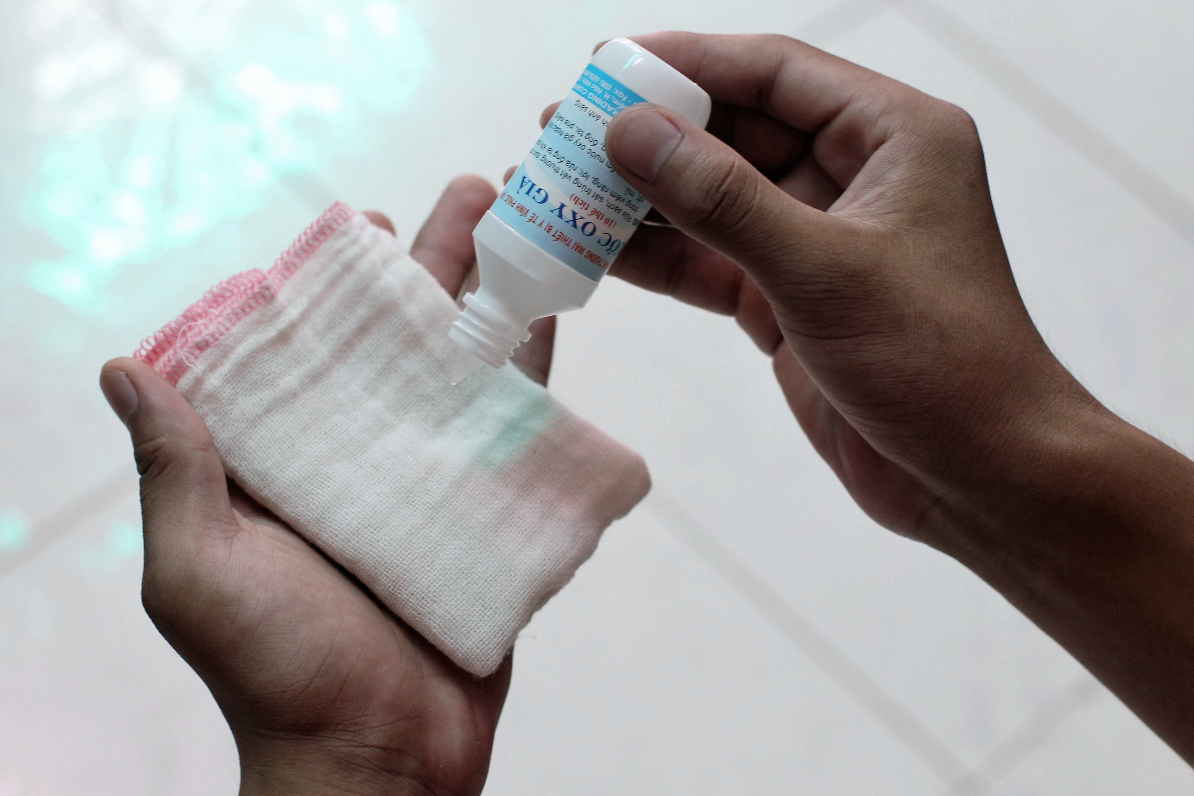  D&ugrave;ng c&aacute;c chất s&aacute;t tr&ugrave;ng y tế sai mục đ&iacute;ch, sai hướng dẫn c&oacute; thể g&acirc;y nguy hại cho sức khỏe. Ảnh: HO&Agrave;NG TRIỀU 