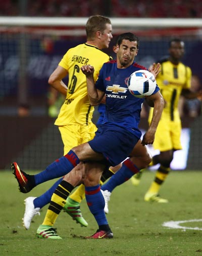 Mkhitaryan trong trận M.U thua đậm Dortmund 1-4 tối 22-7 Ảnh: REUTERS