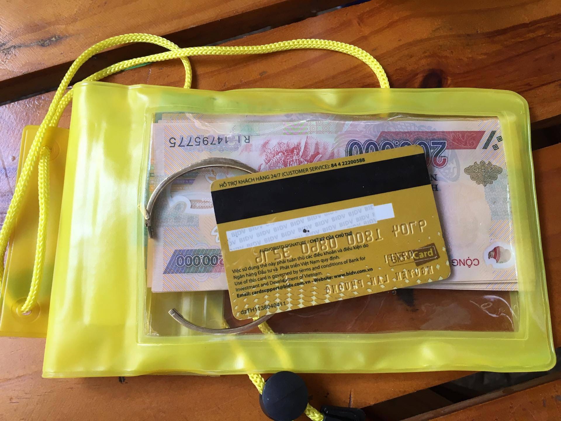 Chiếc túi bên trong đựng tiền, vàng và thẻ ATM mà anh Quốc nhặt được tại bãi biển