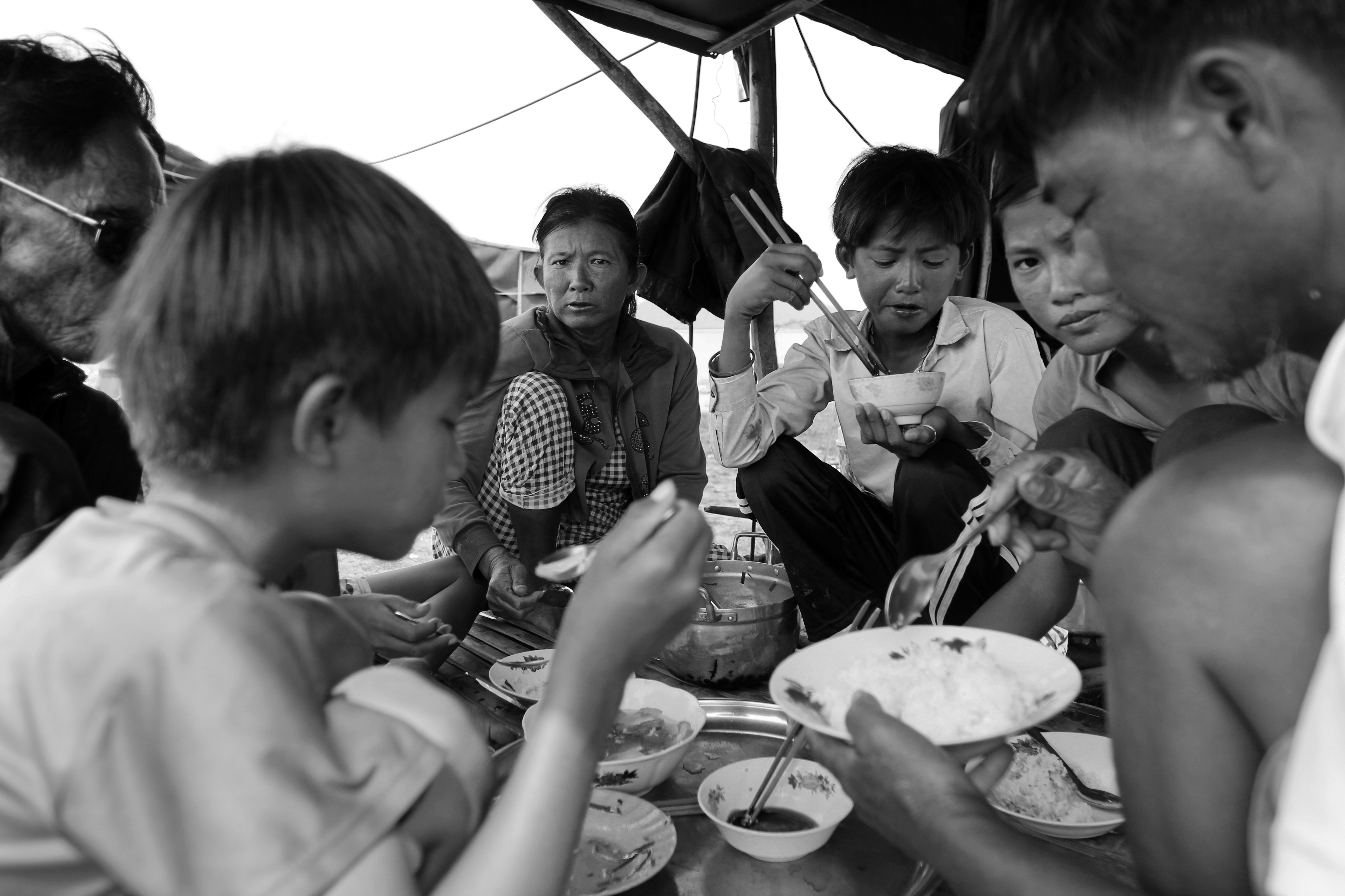 
Cá được đánh bắt để làm thức ăn mỗi ngày, nếu ăn không hết thì muối, phơi khô dự trữ để ăn dần.
