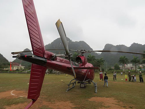 Máy bay trực thang được điều đến phim trường để dựng cảnh quay trực thăng rơi