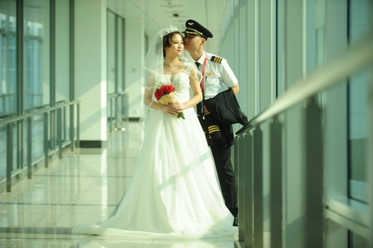 Độc đáo bộ ảnh cưới của 2 phi công Vietjet trong buồng lái