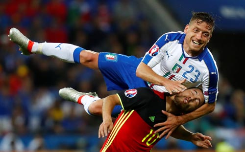 Giaccherini (23) lấn lướt Hazard, hình ảnh thể hiện quyết tâm của tuyển Ý trước Bỉ. Ảnh: REUTERS