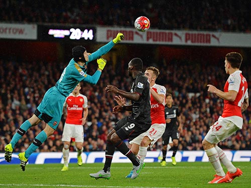 Ở trận lượt đi, thủ môn P.Cech góp phần giúp Arsenal hòa Liverpool 0-0 Ảnh: REUTERS