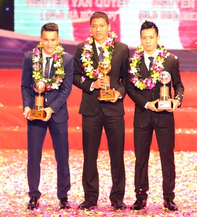 Công Vinh, Anh Đức và Văn Quyết đứng đầu cuộc bầu chọn Quả bóng vàng Việt Nam 2015. Ở giải thưởng “Cầu thủ bóng đá Việt Nam được yêu thích nhất năm 2015”, họ không dễ lọt vào tốp ba Ảnh: QUANG LIÊM