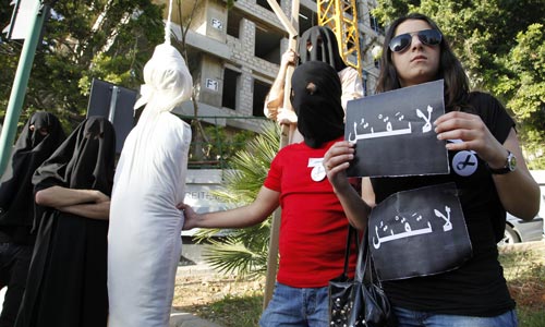 Các nhà hoạt động cầm tấm bảng ghi dòng chữ “Xin đừng giết” trong cuộc biểu tình xin thoát án chặt đầu cho một người đàn ông Lebanon phạm tội tại Ả Rập Saudi Ảnh: AP