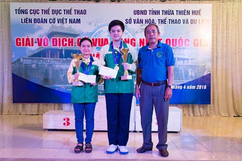 
Bảo Trâm và Anh Khôi (giữa) đem về cho đoàn TP HCM 2 HCV cờ tiêu chuẩn Ảnh: Minh Châu
