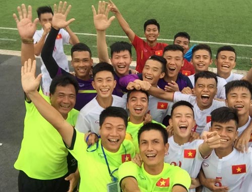 Các HLV và cầu thủ U16 Việt Nam vui mừng sau trận thắng U16 Myanmar 5-1 Ảnh: THẾ ANH
