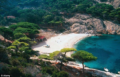 Hòn đảo Montecristo được đồn đoán là nơi cất giữ kho báu cướp biển Ảnh: ALAMY