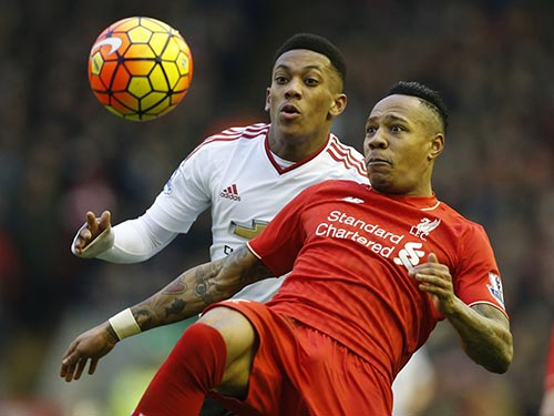 Clyne (phải) quyết cùng Liverpool đòi món nợ thua M.U cả 2 lượt ở Giải Ngoại hạng Anh mùa này Ảnh: REUTERS