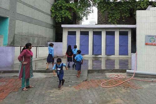 Học sinh tại một trường tiểu học ở thị trấn Badarpur - Ấn Độ giờ đây có thể sử dụng thoải mái nhà vệ sinh vừa được tân trang Ảnh: THE STRAITS TIMES