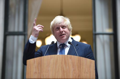 Tân Ngoại trưởng Anh Boris Johnson có bài phát biểu đầu tiên trong văn phòng Bộ Ngoại giao ở London Ảnh: REUTERS