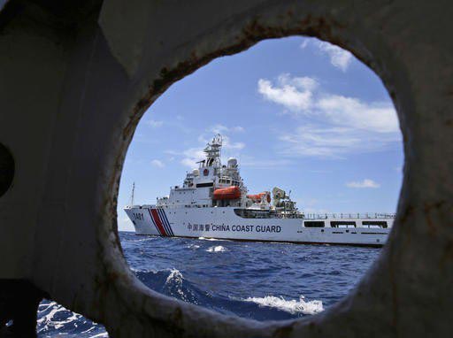 Tàu tuần duyên Trung Quốc cản trở tàu của chính quyền Philippines vào bãi Cỏ Mây năm 2014 Ảnh: AP